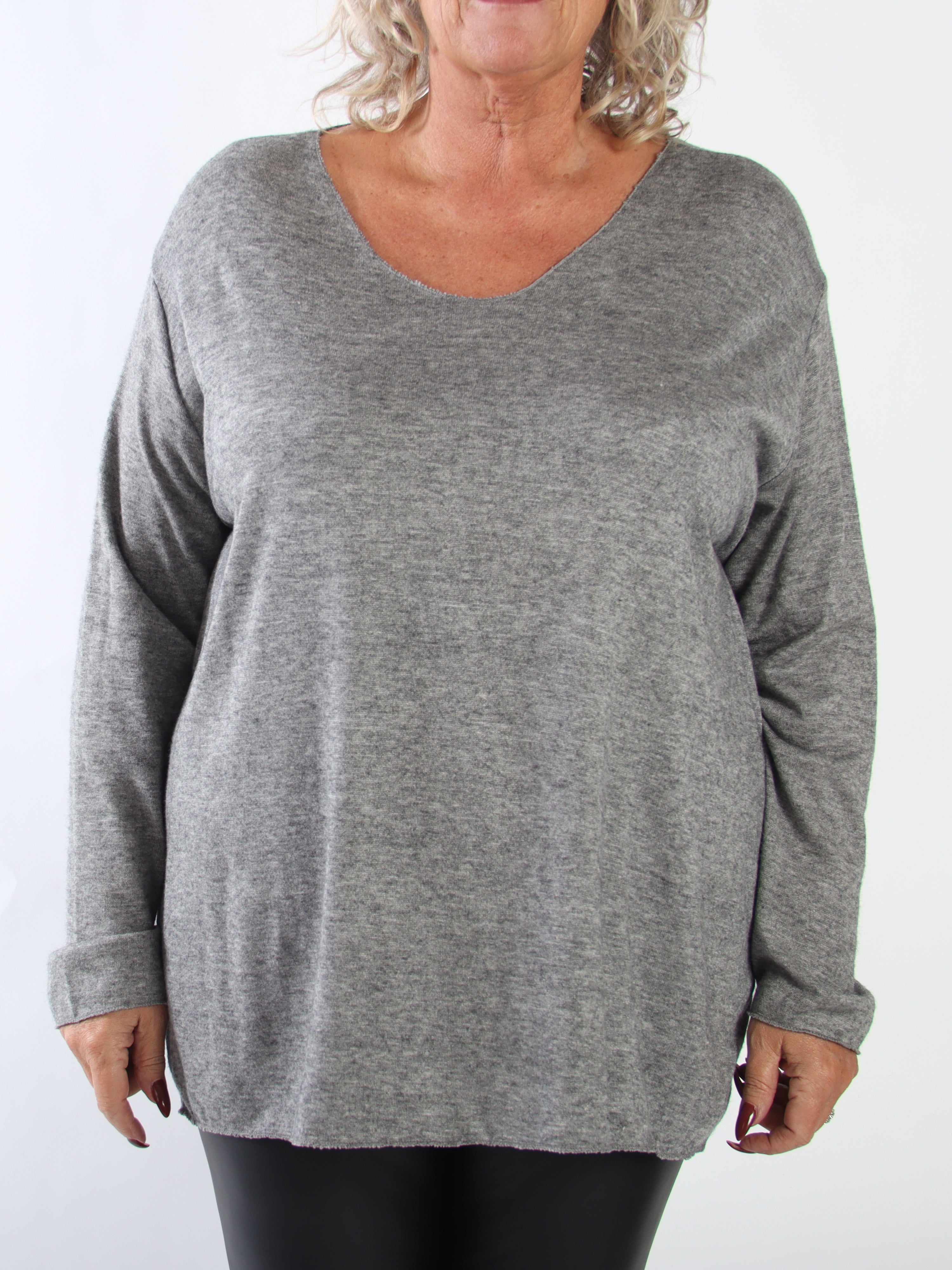 Belis - Mjuk och lätt stickad tröja i plus size i viskos med en vacker V-ringning och behaglig passform